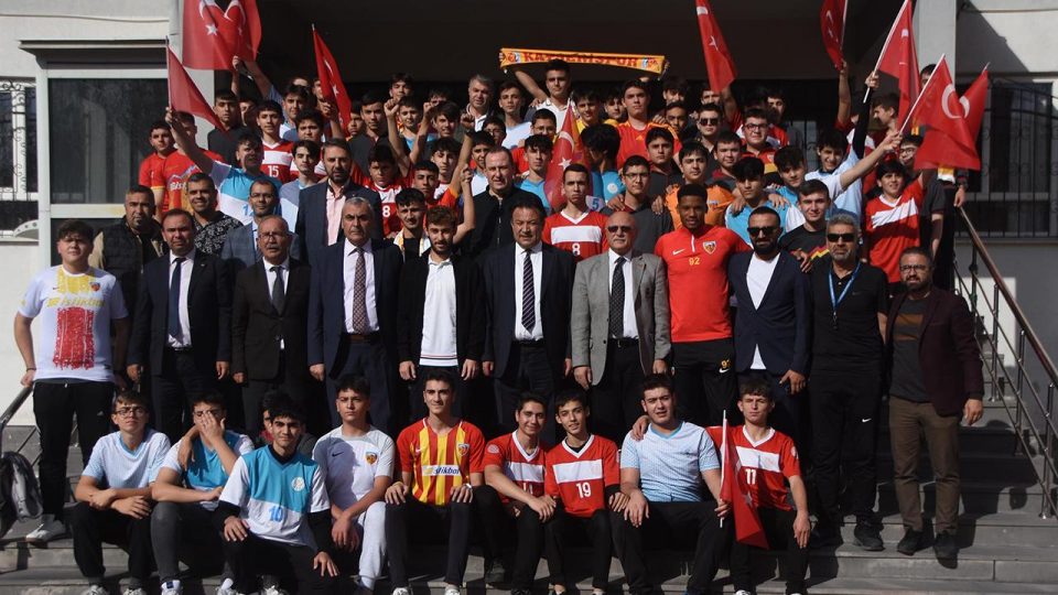 Kayserisporlu futbolcular Kartal Kayra Yılmaz ve Jeanvier öğrencilerle buluştu